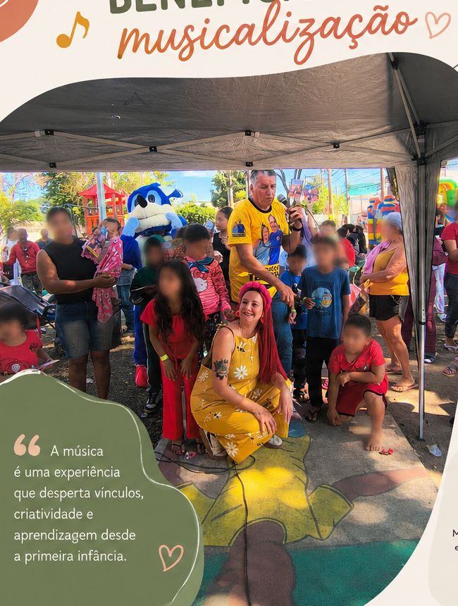 Crianças reunidas embaixo de uma tenda durante atividade de musicalização com a Lolo