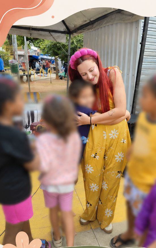 Lolo abraçando uma criança com carinho durante um evento