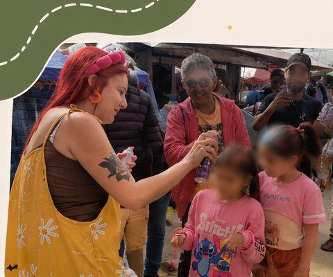 Lolo interagindo com crianças em festa comunitária