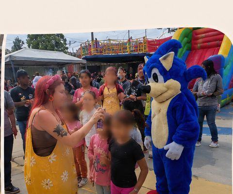 Lolo ao lado de mascote animado em evento infantil
