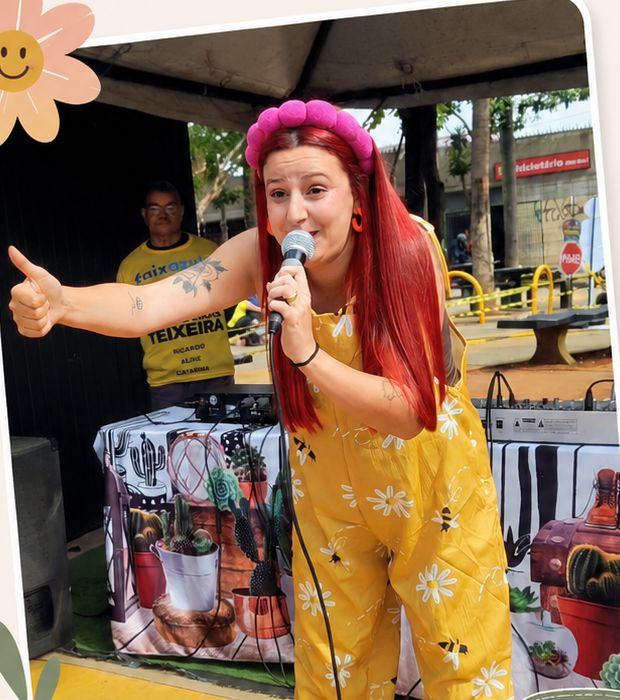 Eloisa, a Lolo, cantando ao microfone em um evento ao ar livre