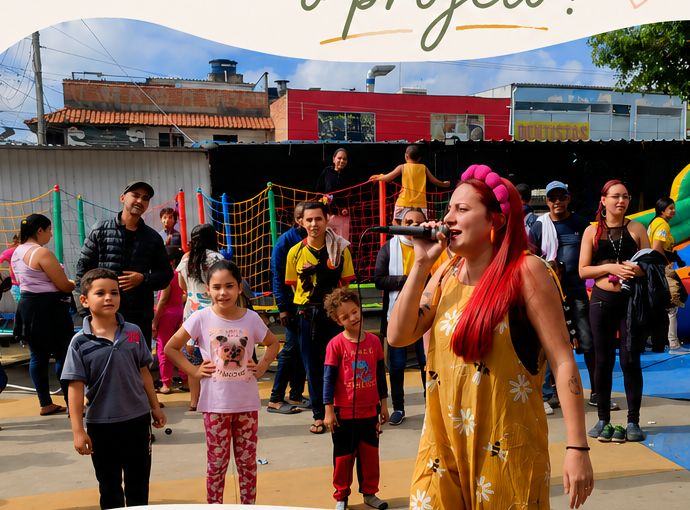 Lolo cantando para famílias e crianças em evento comunitário na praça